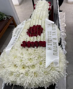 Ανθινη κιθάρα με λευκά και κόκκινα άνθη για κηδεία.