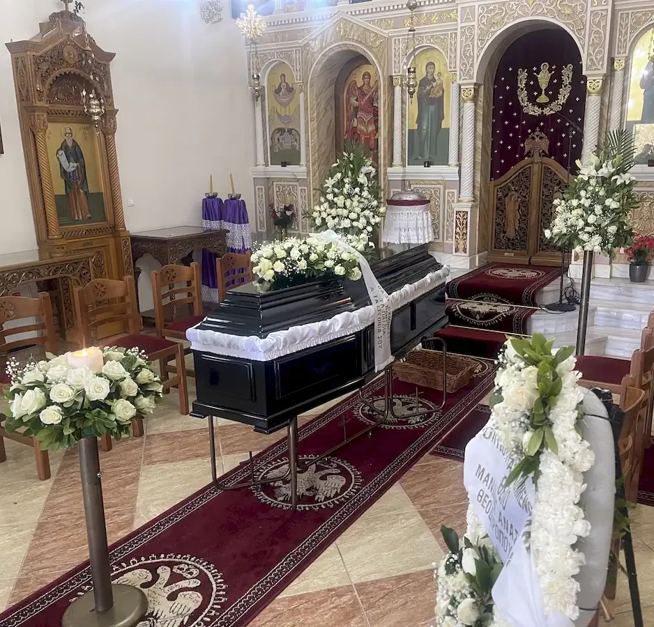 Στολισμός Ιερού Ναού για κηδεία με λευκά άνθη.