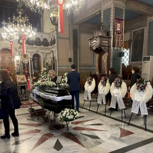 Στολισμός Ιερού Ναού για κηδεία με λευκά άνθη.