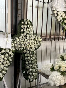 Σταυρός ανθινος με λευκά άνθη και λευκά τριαντάφυλλα για κηδεία.