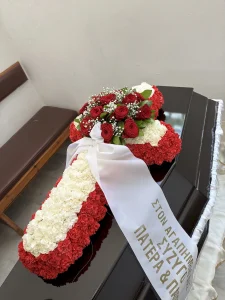 Ανθινος σταυρός με λευκά και κόκκινα άνθη για κηδεία.