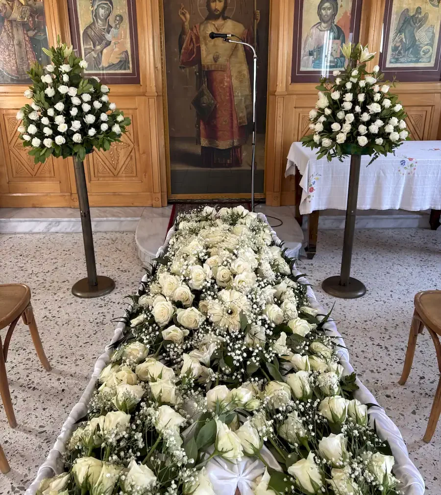 Στολισμός Ιερού Ναού για κηδεία με λευκά άνθη.