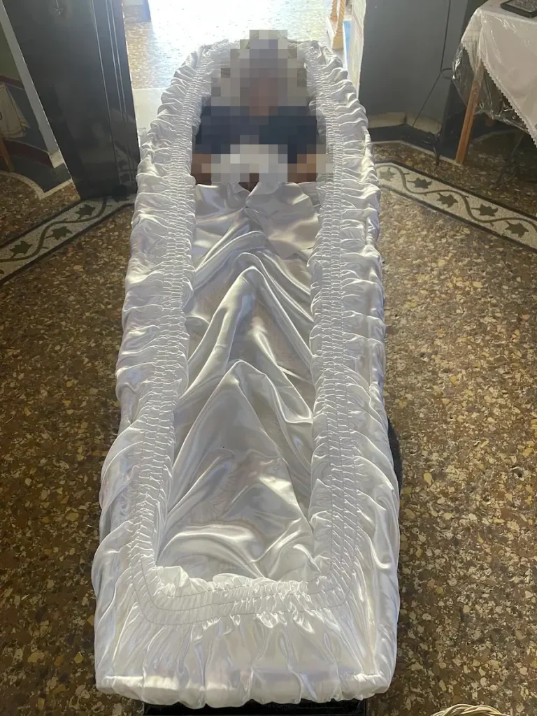 Απλός στολισμός φέρετρου χωρίς άνθη.