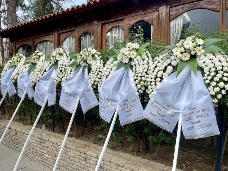 Στεφάνια κηδείας με λευκά άνθη και λευκά τριαντάφυλλα.