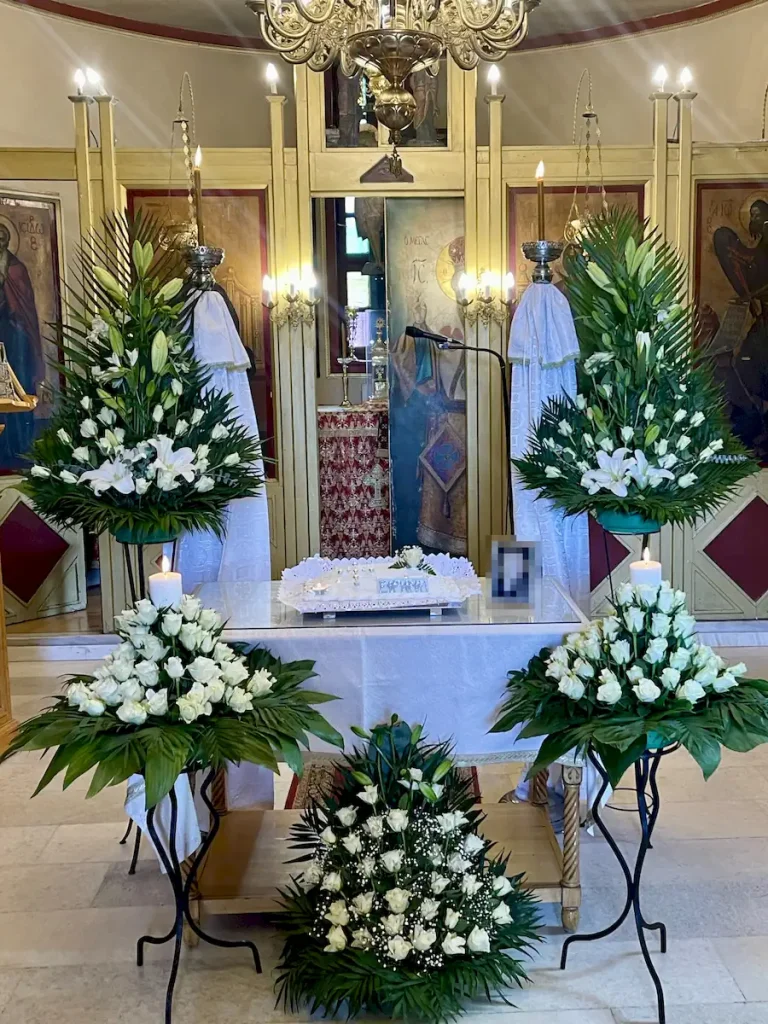 Στολισμός του Ιερού Ναού Αγίου Ισιδώρου στο Β’ Κοιμητήριο Αθηνών για μνημόσυνο.