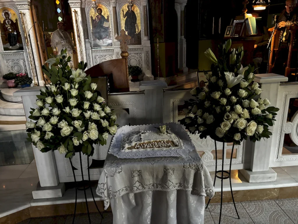Μνημόσυνο στολισμένο με λευκά άνθη σε Ιερό Ναό.