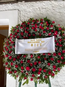 Τρίποδο στεφάνι πολυτελείας με λευκά άνθη και κόκκινα τριαντάφυλλα για κηδεία.