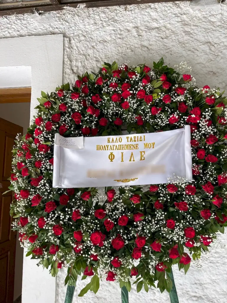 Τρίποδο στεφάνι πολυτελείας με λευκά άνθη και κόκκινα τριαντάφυλλα για κηδεία.