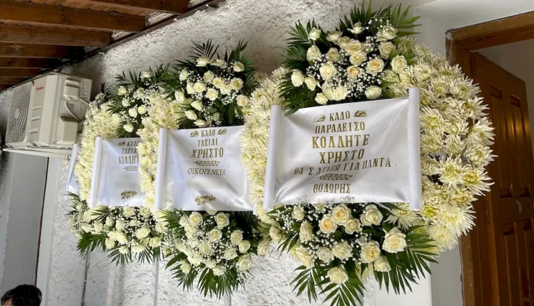 Τρίποδο στεφάνι πολυτελείας με λευκά άνθη και λευκά τριαντάφυλλα για κηδεία.