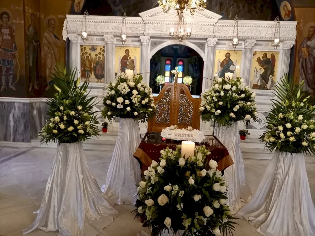 Στολισμός του Ιερού Ναού Παμμεγίστων Ταξιαρχών στο Κοιμητήριο Νέας Φιλαδέλφειας (Κόκκινος Μύλος) για μνημόσυνο.