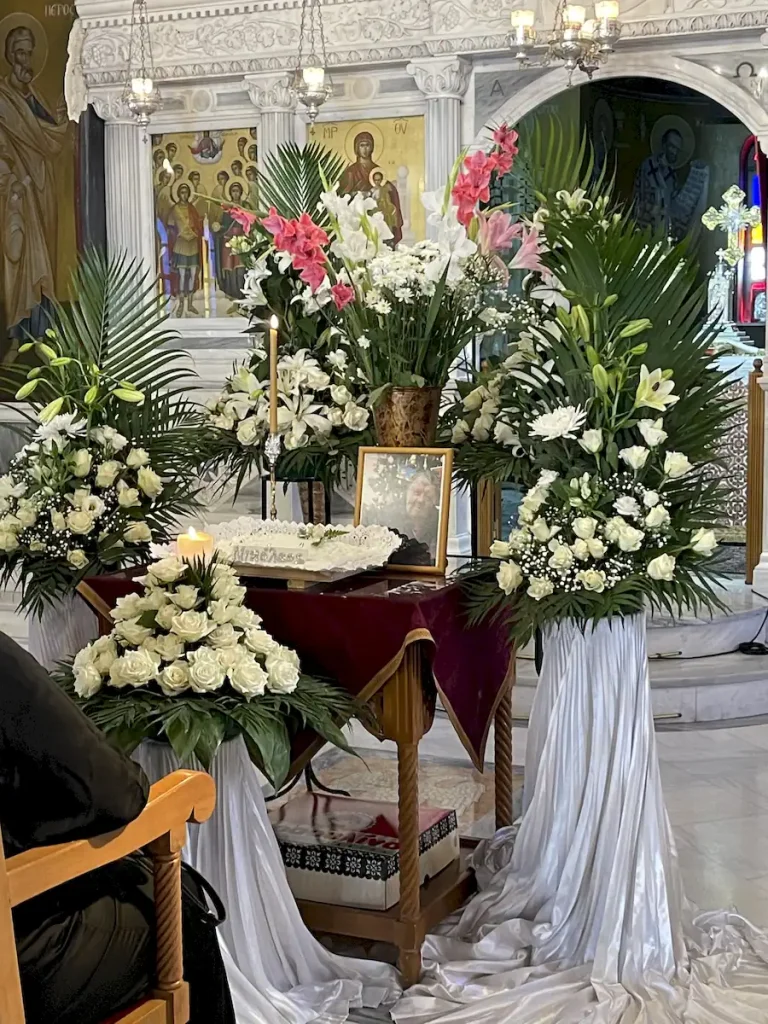 Στολισμός του Ιερού Ναού Παμμεγίστων Ταξιαρχών στο Κοιμητήριο Νέας Φιλαδέλφειας (Κόκκινος Μύλος) για μνημόσυνο.
