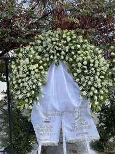 Τρίποδο στεφάνι πολυτελείας με λευκά άνθη και λευκά τριαντάφυλλα για κηδεία.