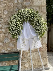 Τρίποδο στεφάνι πολυτελείας με λευκά άνθη και λευκά τριαντάφυλλα για κηδεία.