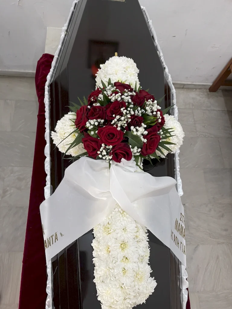 Σταυρός ανθινος με λευκά άνθη και λευκά τριαντάφυλλα για κηδεία.