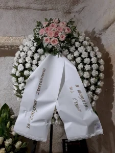 Στεφάνι κηδείας με λευκά άνθη και λευκά τριαντάφυλλα.