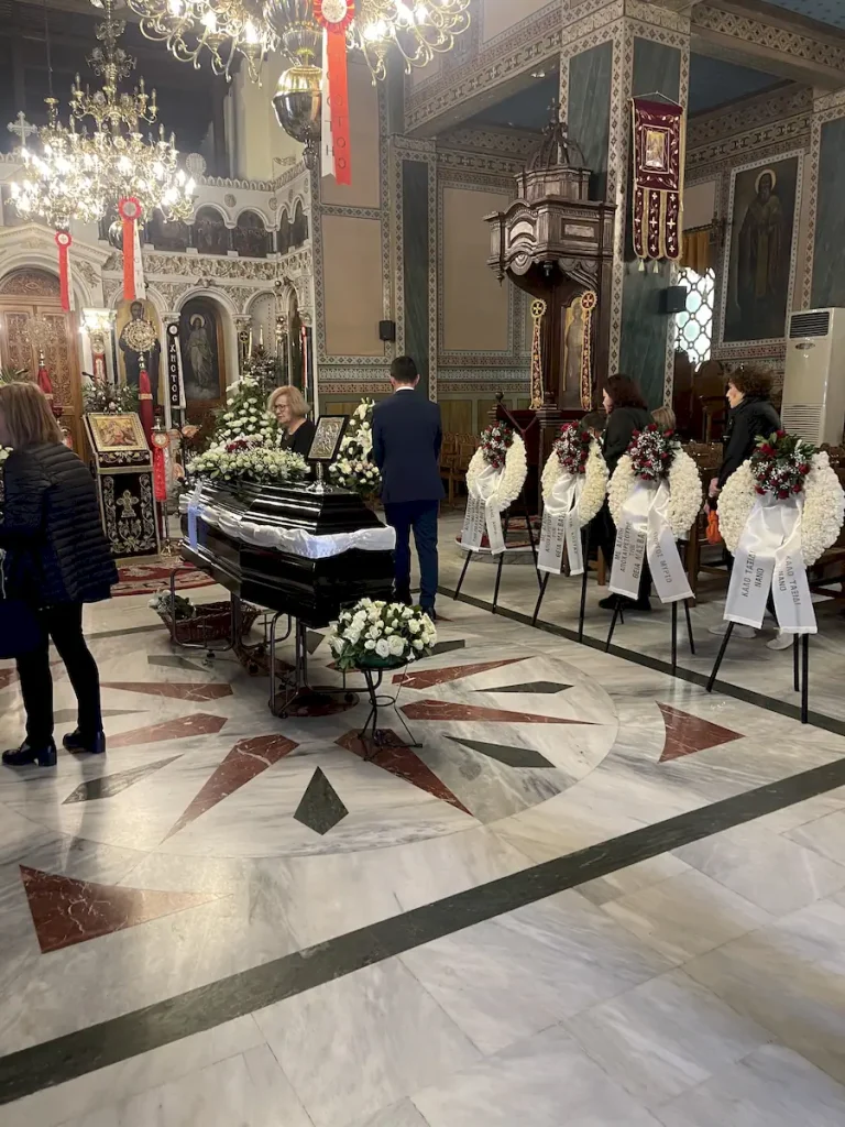 Στολισμός Ιερού Ναού για κηδεία με λευκά άνθη.