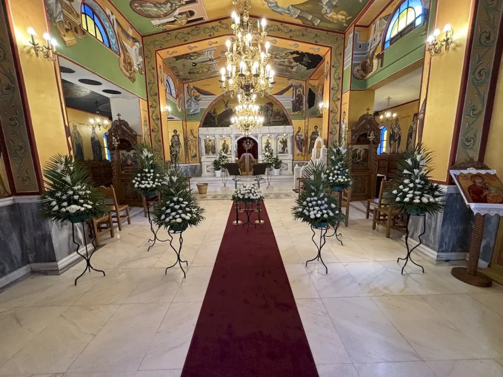 Στολισμός του Ιερού Ναού Παμμεγίστων Ταξιαρχών στο Κοιμητήριο Νέας Φιλαδέλφειας (Κόκκινος Μύλος) για τελετή κηδείας.