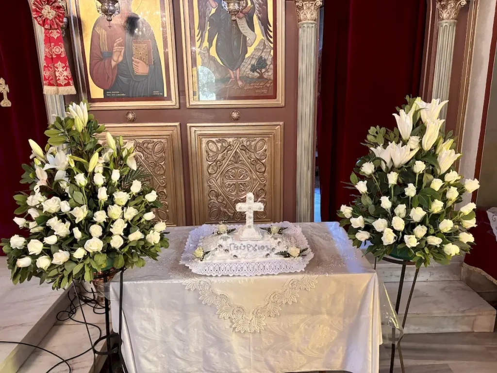 Μνημόσυνο στολισμένο με λευκά άνθη σε Ιερό Ναό.