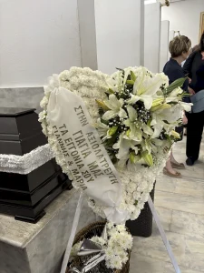 Ανθινη καρδιά με λευκά άνθη και λευκά τριαντάφυλλα για κηδεία.