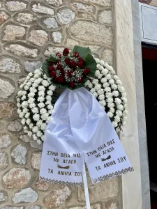Στεφάνι κηδείας με λευκά άνθη και λευκά τριαντάφυλλα.