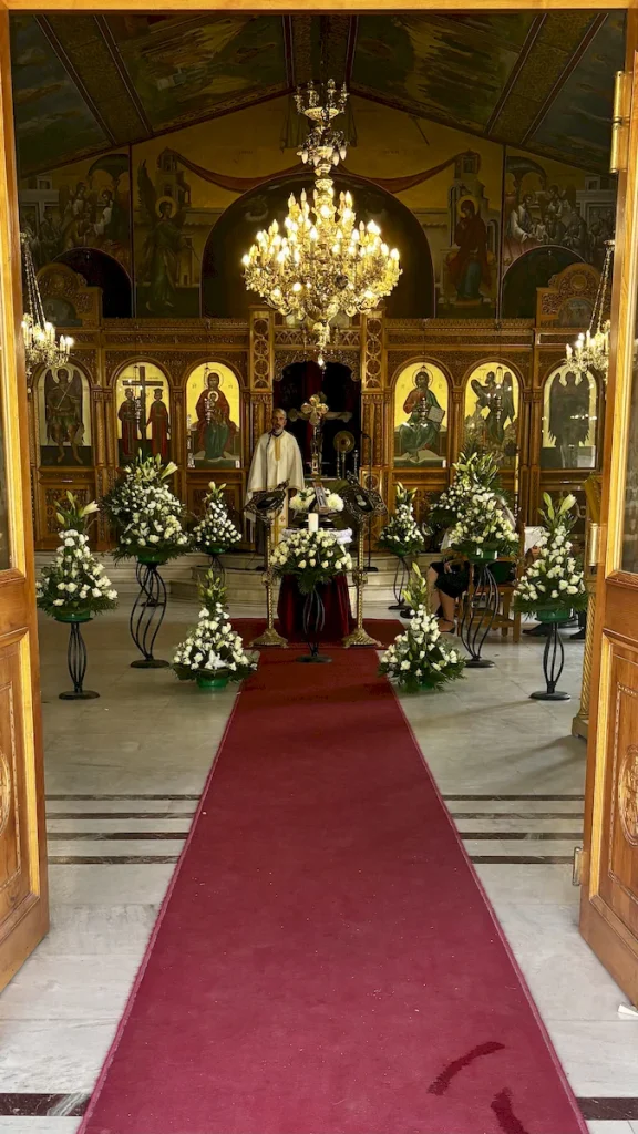 Στολισμός του Ιερού Ναού Αγίων Κωνσταντίνου και Ελένης στο Κοιμητήριο Ζωγράφου για τελετή κηδείας.