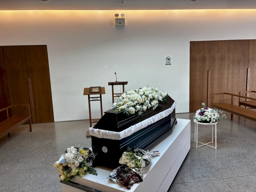 Φέρετρο στολισμένο με λευκά άνθη στο Αποτεφρωτήριο Ριτσώνας.