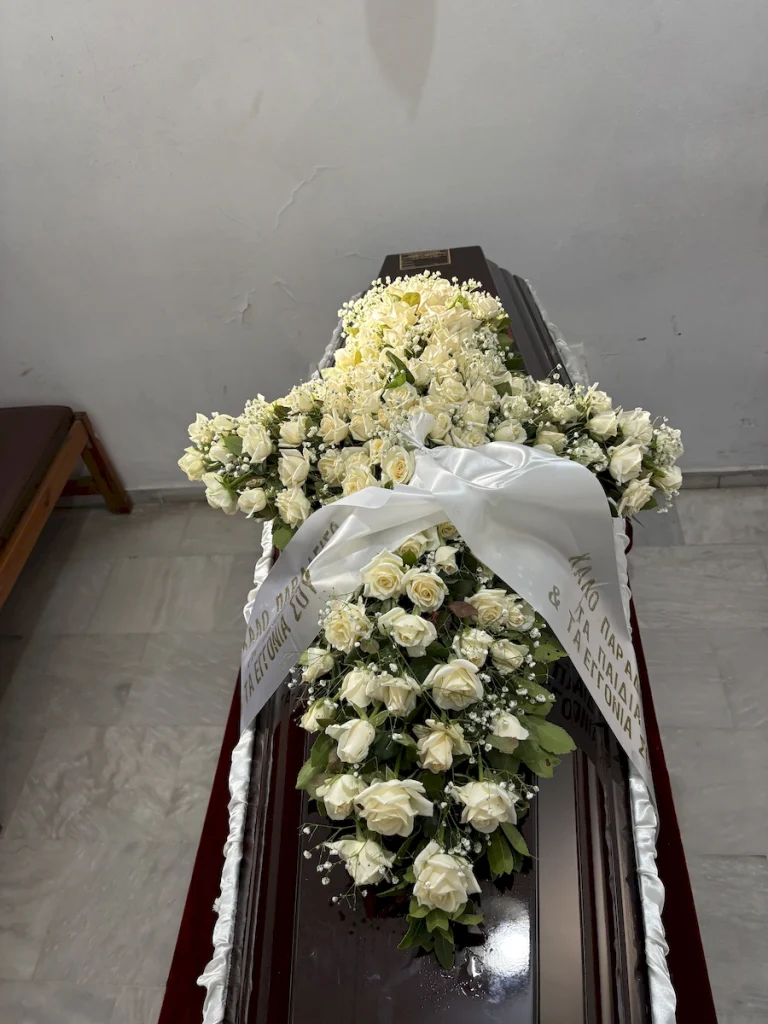 Σταυρός ανθινος με λευκά άνθη και λευκά τριαντάφυλλα για κηδεία.