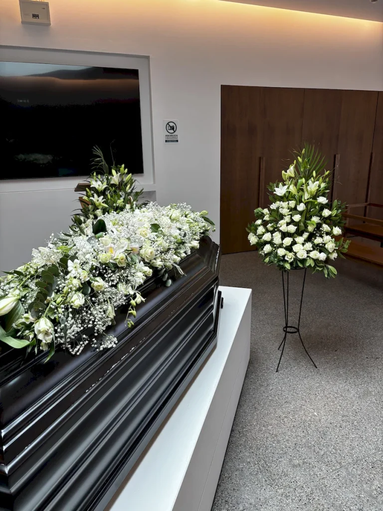 Φέρετρο στολισμένο με λευκά άνθη στο Αποτεφρωτήριο Ριτσώνας.